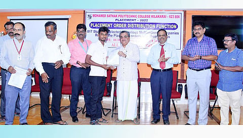 வளாகத்தேர்வில் தேர்வான மாணவர்களுக்கு பணி நியமன ஆணை வழங்கும் விழா நடந்தது.
