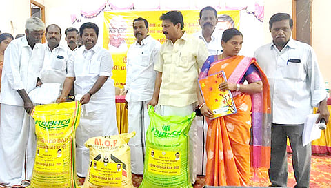 விவசாயிகளுக்கு இடுபொருட்களை அன்பழகன் எம்.எல்.ஏ. வழங்கினார்.