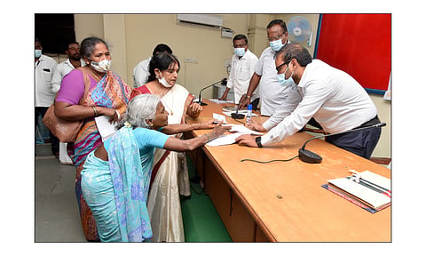 மக்கள் குறைதீர்க்கும் நாள் கூட்டத்தில்  மூதாட்டி ஒருவருக்கு ரூ.5 ஆயிரத்திற்கான காசோலையை மாவட்ட கலெக்டர் ஜெயசந்திரபானுரெட்டி வழங்கினார்.