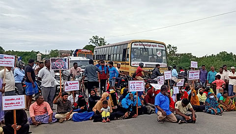 சோமனூரில் டாஸ்மாக் கடை அமைக்க எதிர்ப்பு- 100க்கும் மேற்பட்ட பெண்கள் சாலைமறியல்