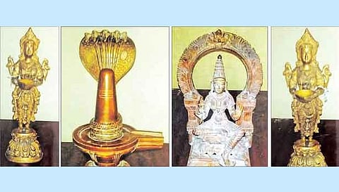மீட்கப்பட்ட சாமி சிலைகள்.
