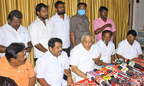 நெல்லையில் மத்திய மந்திரி வி.கே.சிங் பேட்டியளித்த காட்சி