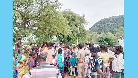 முற்றுகை போராட்டத்தில் ஈடுபட்டவர்கள். 
