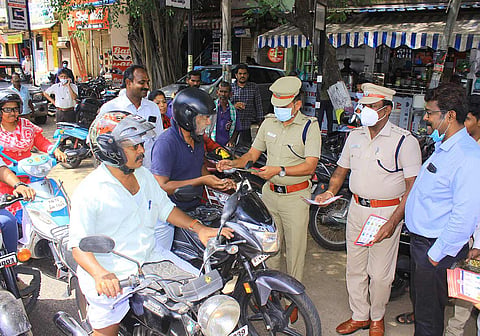 முருகன்குறிச்சி பகுதியில் வாகன ஓட்டிகளுக்கு ஹெல்மெட் அணிவது குறித்து விழிப்புணர்வு துண்டு பிரசுரங்களை துணை கமிஷனர் சீனிவாசன் வழங்கிய காட்சி.