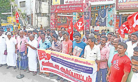 &nbsp;ஆர்ப்பாட்டத்தில் பங்கேற்றவர்கைள படத்தில் காணலாம்.