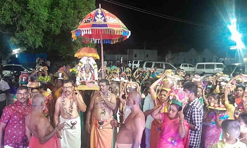 அம்மன் வீதி உலா,&nbsp; திரளான பக்தர்கள் பங்கேற்றனர்.&nbsp;