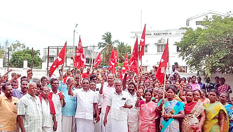 விவசாய தொழிலாளர்கள் சங்கத்தினர் ஆர்ப்பாட்டம் நடத்தினர்.