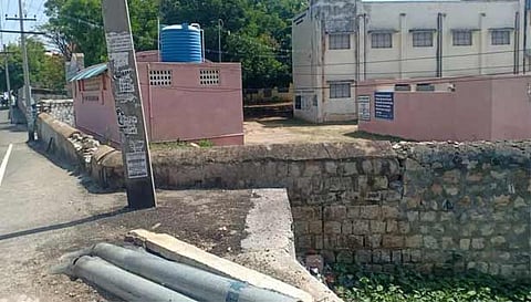 தாழ்வான சுற்றுச்சுவரை படத்தில் காணலாம்.

