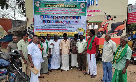 தியாகிகளுக்கு அஞ்சலி செலுத்தியவர்களை படத்தில் காணலாம்&nbsp;&nbsp;