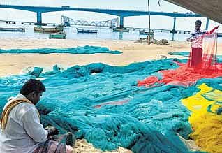 சுருக்குமடி வலையை பறிமுதல் செய்ய முயன்ற  மீன்வளத்துறை  அதிகாரிகளை பணி செய்ய விடாமல் தடுத்த  மீனவர்கள்