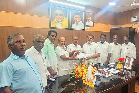 &nbsp;நகராட்சி  தலைவர் மூப்பன் ஹபிபுர் ரஹ்மானிடம் இந்திய யூனியன் முஸ்லிம் லீக் நிர்வாகிகள் கோரிக்கை மனு அளித்த போது எடுத்தபடம்.