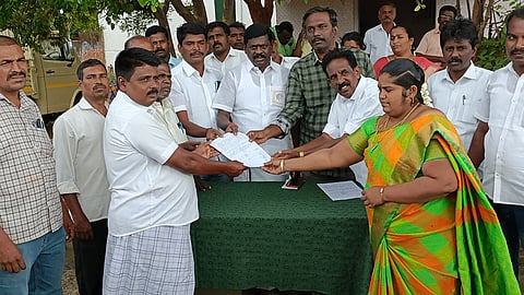 நில எடுப்பு முன்னறிவிப்பு ஆணையை விவசாயிகளுக்கு வழங்கும் விழா நடைபெற்ற காட்சி.&nbsp;