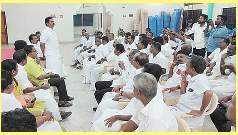 கூட்டத்தில் பங்கேற்ற ஓ.பி.எஸ். ஆதரவாளர்கள்.
