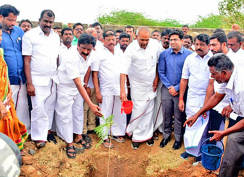 மானூரில் அரசு கலை அறிவியல் கல்லூரி திறப்பு விழாவை முன்னிட்டு கல்லூரி வளாகத்தில் மரக்கன்றுகளை சபாநாயகர் அப்பாவு நட்ட காட்சி. அருகில் அப்துல் வகாப் எம்.எல்.ஏ.,&nbsp; கலெக்டர் விஷ்ணு, மாவட்ட சுற்றுச்சூழல் அணி அமைப்பாளர் அமிதாப் ஆகியோர் உள்ளனர்.