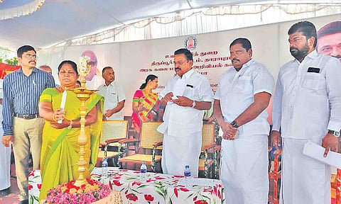 அமைச்சர் கயல்விழி செல்வராஜ் குத்துவிளக்கேற்றி வைத்த காட்சி.&nbsp;