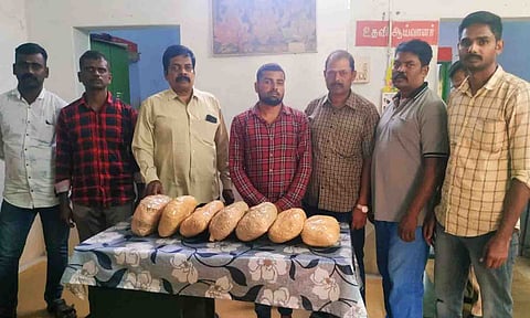 கைது செய்யப்பட்ட ஆனந்த்குமார் சாகுவையும் கைப்பற்றப்பட்ட கஞ்சா பொட்டலங்களையும்  படத்தில் காணலாம்.