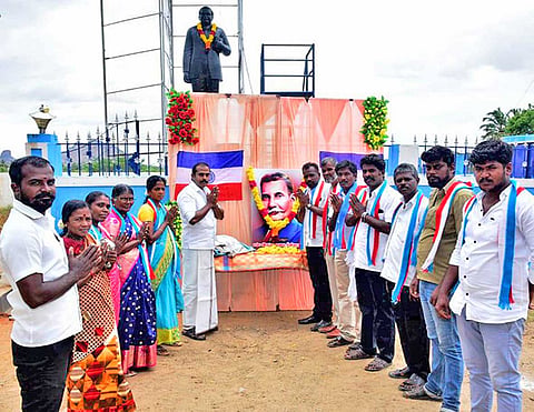 இரட்டைமலை சீனிவாசன் உருவ படத்திற்கு மரியாதை செலுத்தப்பட்ட காட்சி.&nbsp;