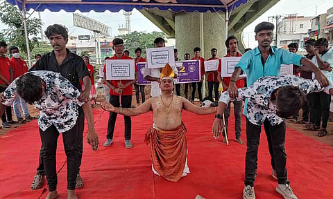 மாணவர்களின் விழிப்புணர்வு  கலைநிகழ்ச்சி நடைபெற்ற காட்சி.&nbsp;