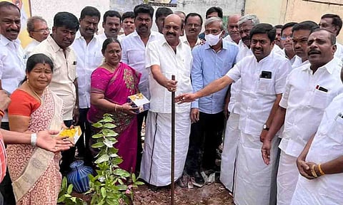 நிகழ்ச்சியில்  செல்வராஜ் எம்.எல்.ஏ.,  மேயர் தினேஷ்குமார் ஆகியோர் பூமிபூஜை செய்து பணிகளை தொடங்கிவைத்த காட்சி. 
