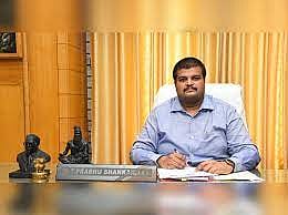 குறைதீர்ப்பு கூட்டத்தில் பங்கேற்காத 2 அதிகாரிகளிடம் விளக்கம் கேட்டு நோட்டீஸ்-கலெக்டர் நடவடிக்கை