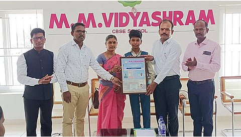 திருக்குறளில் உலக சாதனை புரிந்த கோவில்பட்டி எம்.எம். வித்யாஸ்ரம் பள்ளி மாணவன் பிரசாத்துக்கு பரிசு, கேடயம் வழங்கியபோது எடுத்தபடம்.