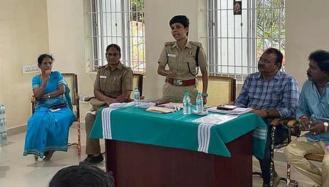 கூட்டத்தில்  டி.எஸ்.பி. தையல் நாயகி பேசிய காட்சி. அருகில்  மல்லூர் பேரூராட்சி   துணை தலைவர் வேங்கை எம்.அய்யனார், மல்லூர் பேரூராட்சி   அதிகாரி  சாந்தி உள்பட  பலர் உள்ளனர்.&nbsp;&nbsp;