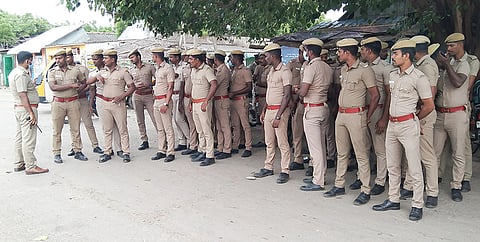 சுருக்குமடி வலைக்கு எதிராக மீனவர்கள் போராட்டம் நடத்தி வரும் நிலையில் அசம்பாவித சம்பவம் ஏற்படாமல் தடுக்க கடலூர் முதுநகர் துறைமுகம் பகுதியில் பாதுகாப்புக்காக போலீசார் குவிக்கப்பட்டுள்ளதை படத்தில் காணலாம்.