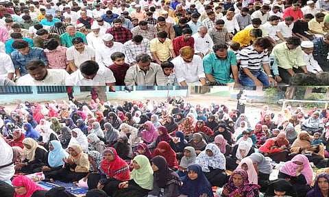 திருப்பூர் நொய்யல் வீதி மாநகராட்சி பள்ளியிலும் சிறப்பு தொழுகையில் ஈடுபட்டவர்களை படத்தில் காணலாம்.