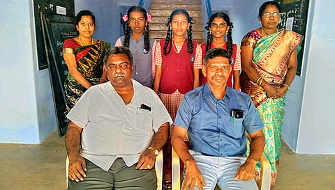 வெற்றி பெற்ற மாணவிகளை படத்தில் காணலாம். 