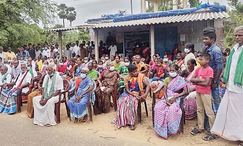 கிராம மக்கள் உண்ணாவிரதம்