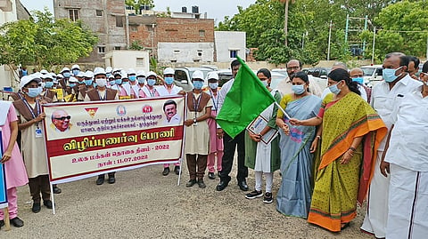 விழிப்புணர்வு பேரணியை கனிமொழி எம்.பி. கொடியசைத்து தொடங்கி வைத்த காட்சி.