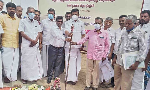 வாய்க்கால் புனரமைக்கும் பணியை அமைச்சர் மு.பெ.சாமிநாதன் தொடங்கி வைத்த காட்சி.&nbsp;