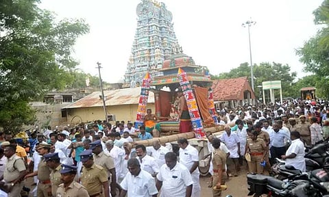 கண்டதேவி சொர்ணமூர்த்தீஸ்வரர் கோவிலில் சாமி திருவீதி உலா