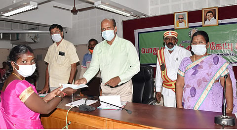 வாரிசுகளுக்கு காசோலையினை மாவட்ட கலெக்டர் பாலசுப்ரமணியம் வழங்கினார்.&nbsp;