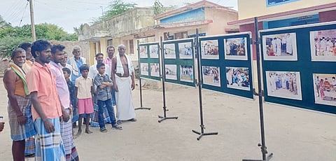 புகைப்பட கண்காட்சியை ஆர்வமுடன் பார்வையிட்ட பொதுமக்கள்.