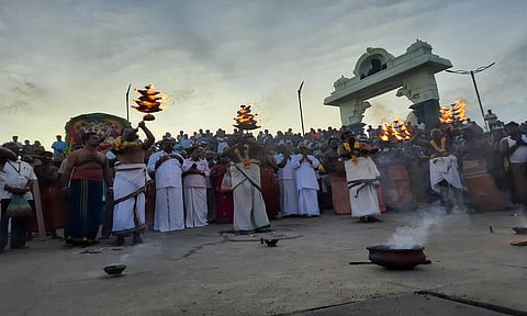 கன்னியாகுமரி முக்கடல் சங்கமம் பகுதியில் மகா சமுத்திர தீர்த்த ஆரத்தி