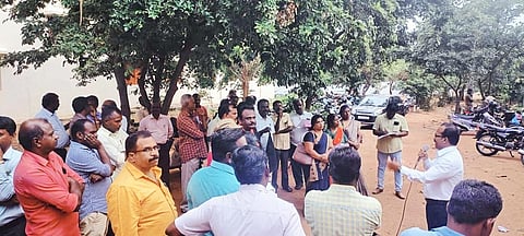 ஆர்ப்பாட்டத்தில் ஈடுபட்டவர்களை படத்தில் காணலாம். 