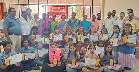 வெற்றி பெற்ற மாணவ-மாணவிகளை படத்தில் காணலாம். 