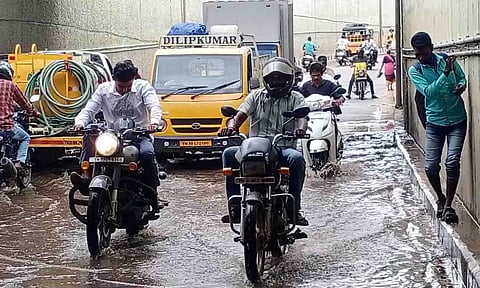 &nbsp;கோர்ட்டு வீதி சுரங்க பாலத்தில் குளம்போல்   தேங்கி உள்ள கழிவுநீரை படத்தில் காணலாம்.