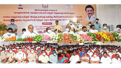 சாலை பாதுகாப்பு மற்றும் விபத்து தடுப்பு குறித்து விழிப்புணர்வு ஏற்படுத்தும் வகையில் ராமநாதபுரத்தில் அனைத்து துறை அலுவலர்கள், சமூக ஆர்வலர்களுடனான கலந்தாய்வு கூட்டம் அமைச்சர் வேலு தலைமையில் நடந்தது. அருகில் நெடுஞ்சாலைத்துறை முதன்மை செயலாளர் பிரதீப் யாதவ், கலெக்டர் ஜானிடாம் வர்கீஸ், போலீஸ் சூப்பிரண்டு தங்கதுரை, நவாஸ்கனி எம்.பி., எம்.எல்.ஏ.க்கள் காதர்பாட்சா முத்துராமலிங்கம், முருகேசன் உள்ளனர்.