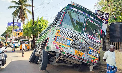வடிகால் வாய்க்காலில் கவிழ்ந்து கிடக்கும் லாரியை படத்தில் காணலாம்.&nbsp;