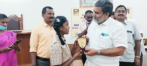 போட்டியில் வெற்றி பெற்ற மாணவர்களுக்கு பரிசு வழங்கப்பட்ட காட்சி. 