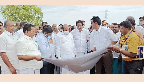 ஜல்லிக்கட்டு மைதானம் அமைய உள்ள இடத்தை அமைச்சர்கள் எ.வ.வேலு, பழனிவேல் தியாகராஜன், பி.மூர்த்தி ஆகியோர் பார்வையிட்டு ஆய்வு செய்தனர். அருகில் கலெக்டர் அனீஷ்சேகர், எம்.எல்.ஏ.க்கள் கோ.தளபதி, பூமிநாதன், வெங்கடேசன் உள்ளனர்.&nbsp;