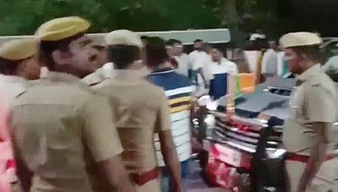 கார் மீது தாக்குதல் நடந்தது தொடர்பாக போலீசார் விசாரணை நடத்தியபோது எடுத்த படம்.&nbsp;