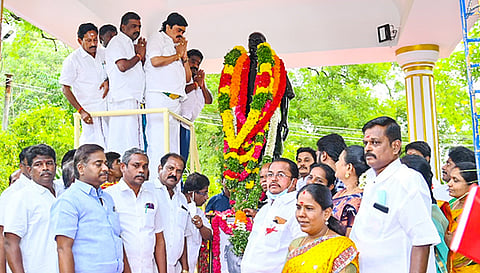 பெருந்தலைவர் காமராஜரின் 120-வது பிறந்த நாளை முன்னிட்டு விருதுநகரில் உள்ள காமராஜர் சிலைக்கு அ.தி.மு.க. அமைப்பு செயலாளரும், மேற்கு மாவட்ட  செயலாளருமான கே.டி. ராஜேந்திரபாலாஜி மாலை அணிவித்து மரியாதை செலுத்தினார். அருகில் ஸ்ரீவில்லிபுத்தூர் சட்டமன்ற உறுப்பினர் மான்ராஜ், சாத்தூர் முன்னாள் சட்டமன்ற உறுப்பினர் எம்.எஸ்.ஆர். ராஜவர்மன் மற்றும் பலர் உள்ளனர்

