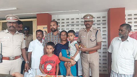 ரூ.1 கோடி கேட்டு கடத்தப்பட்ட சிறுவனை மீட்ட போலீசார் பெற்றோரிடம் ஒப்படைத்தனர்.&nbsp;