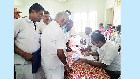 கலெக்டர் மதுசூதனரெட்டியிடம் கிராம மக்கள் மனு கொடுத்தபோது எடுத்த படம்.
