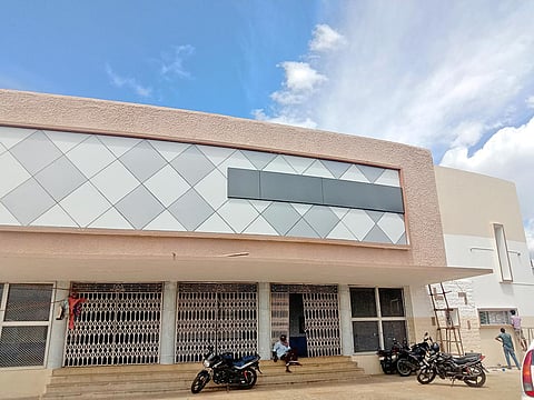 கலைவாணர் கலையரங்கத்தை படத்தில் காணலாம்.  