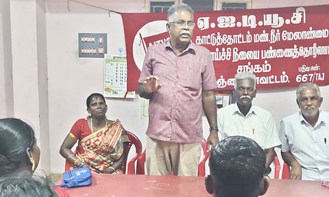 பண்ணை தொழிலாளர் சங்க கூட்டம் நடைபெற்றது.