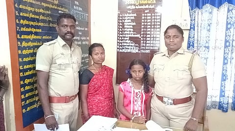 &nbsp;நடுவழியில் தவித்த சிறுமியை மீட்ட  போலீசார் தாயிடம் ஒப்படைத்தனர்.